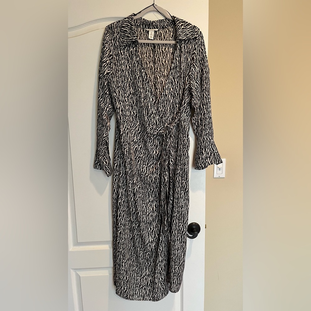 H&M Black and White Long Sleeve Dress